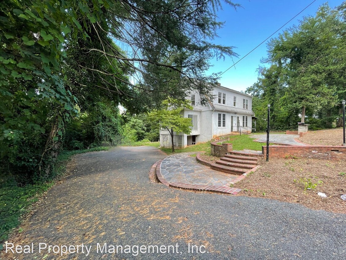 Primary Photo - 7 br, 3.5 bath House - 110 Maywood Ln