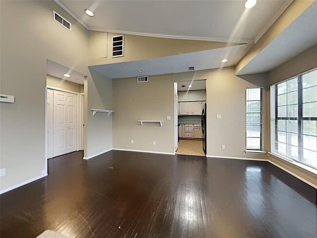 Building Photo - 2700 Silver Creek Dr