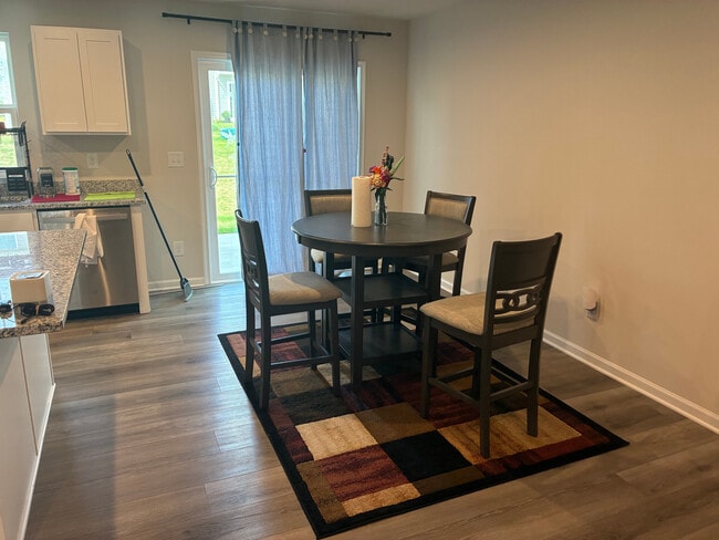 Foto del edificio - Room in Townhome on Tarik Ln