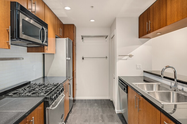 Foto del edificio - 2721 1st Ave