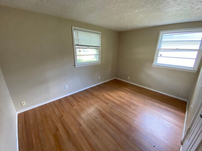Building Photo - 1216 Eastbrook Dr