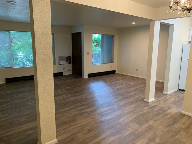 Building Photo - One month off rent!!!! Spacious well maint...