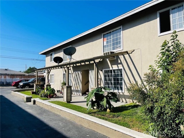Foto principal - 10652 Burton St