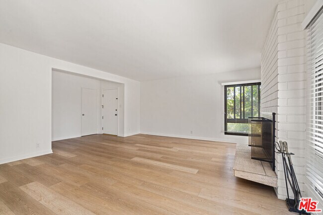 Foto del edificio - 8630 Falmouth Ave
