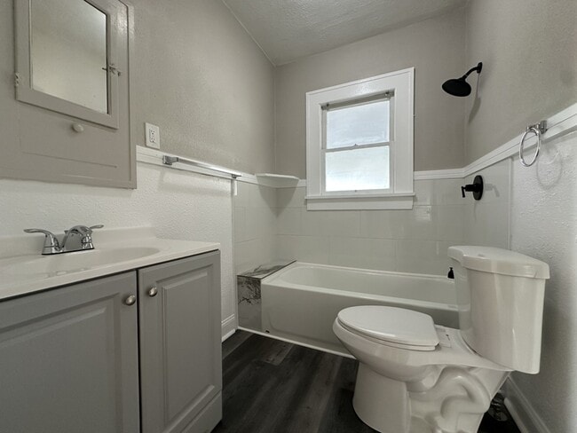 Building Photo - 1075 16th Ave N