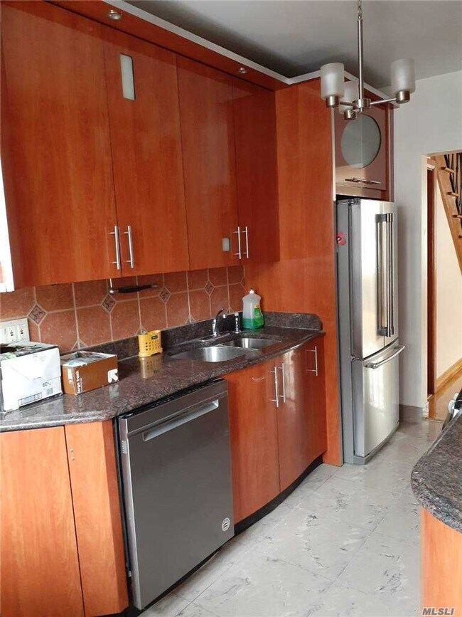 Foto del edificio - 99-67 65th Rd