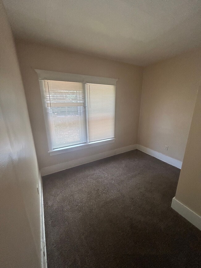 Building Photo - 63 Montrose Ave