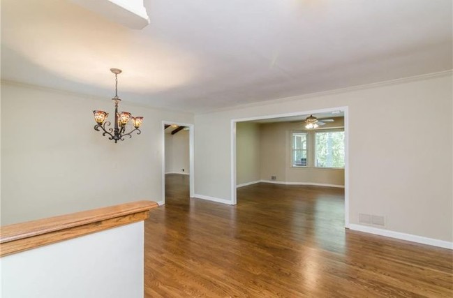 Building Photo - 4161 Lakeshore Way NE
