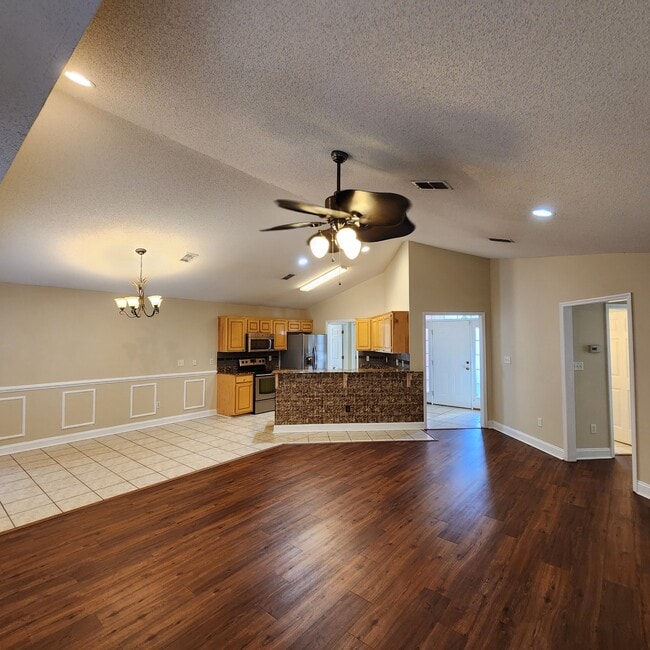 Building Photo - 3631 Club Dr