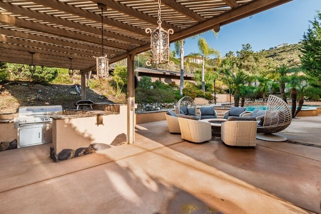 Foto del edificio - Luxurious home in the Westcliffe Community of San Elijo Approx. 4181sq feet that includes pool/sp...