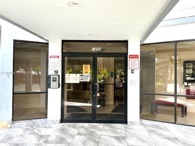Foto del edificio - 1300 NE Miami Gardens Dr