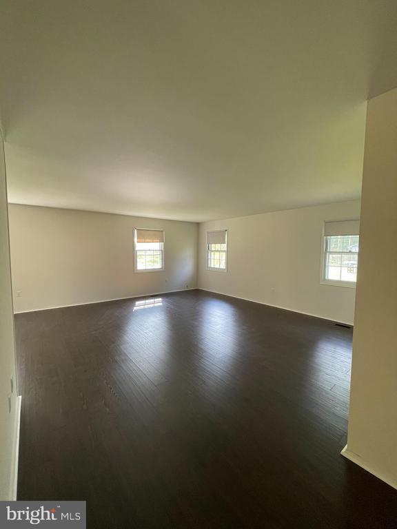 Foto del edificio - 15713 Pointer Ridge Dr