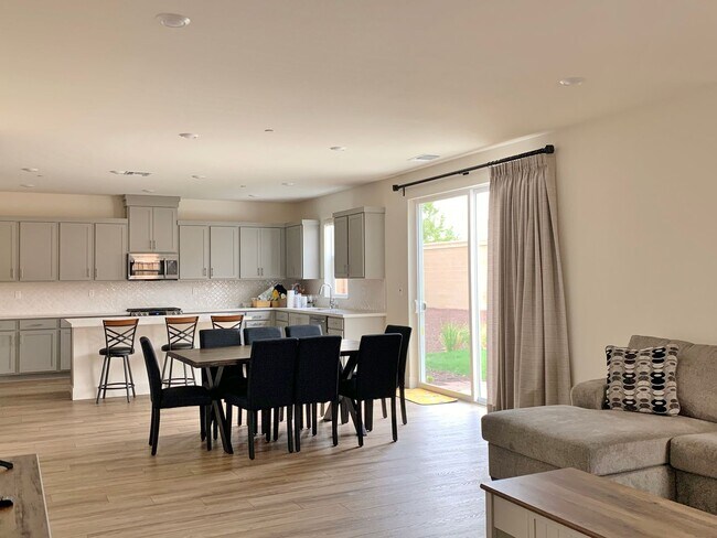 Foto del edificio - 4 Bedroom Home in Hollister
