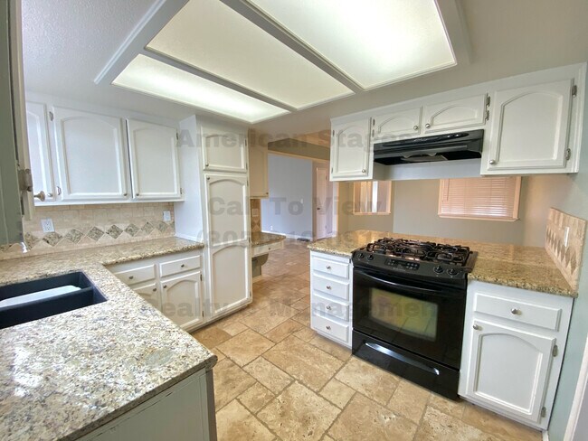 Foto del edificio - 3955 Crestmont Dr