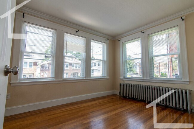 Foto del edificio - Large Unit. Steps from the T Stop. Laundry...