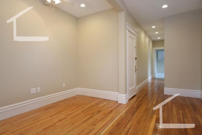 Building Photo - Large Fully Renovated Unit in Fenway, Heat...