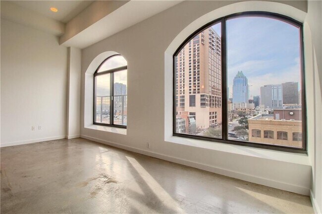 Building Photo - 507 Sabine St