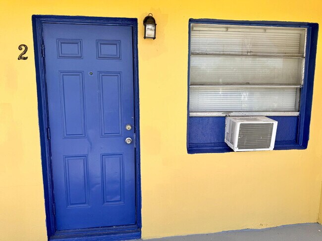 Building Photo - "Charming 2-Bed Oasis in West Palm Beach"