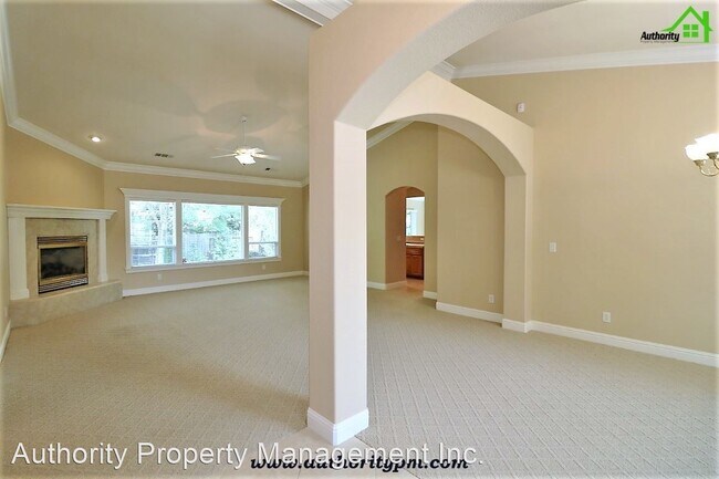 Building Photo - 3 br, 2 bath House - 1084 Rollingview Drive