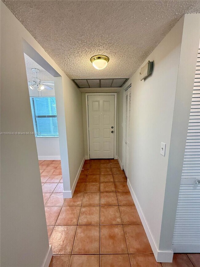 Building Photo - 3864 Carambola Cir N