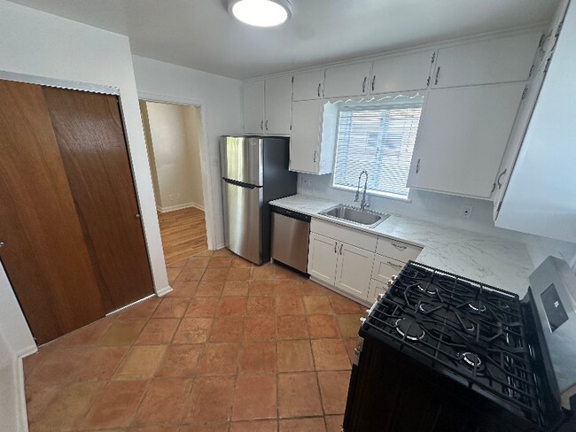 Building Photo - 1615 S Wolff St