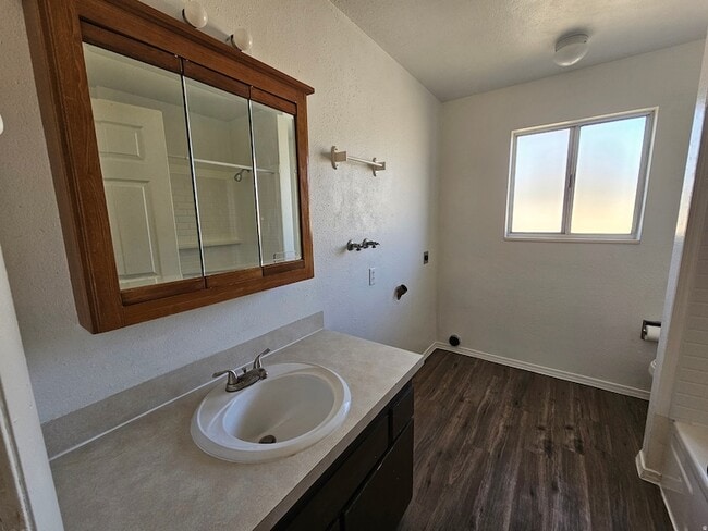 Building Photo - 215 N 400 W