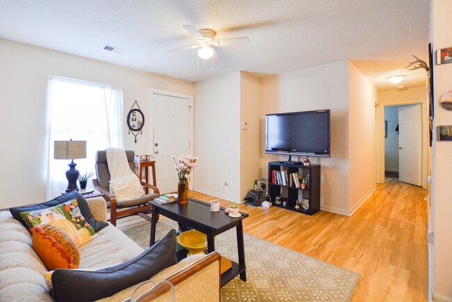 Building Photo - 2Bd/1Ba Apartment Close to MUSC and CofC