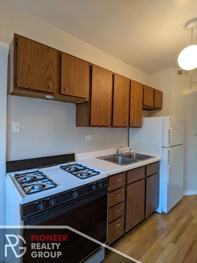 Building Photo - 3008 N Racine Ave
