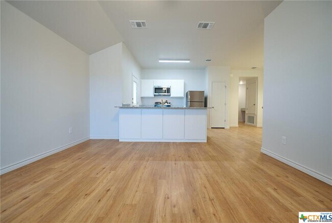 Building Photo - 1805 Clovis Dr