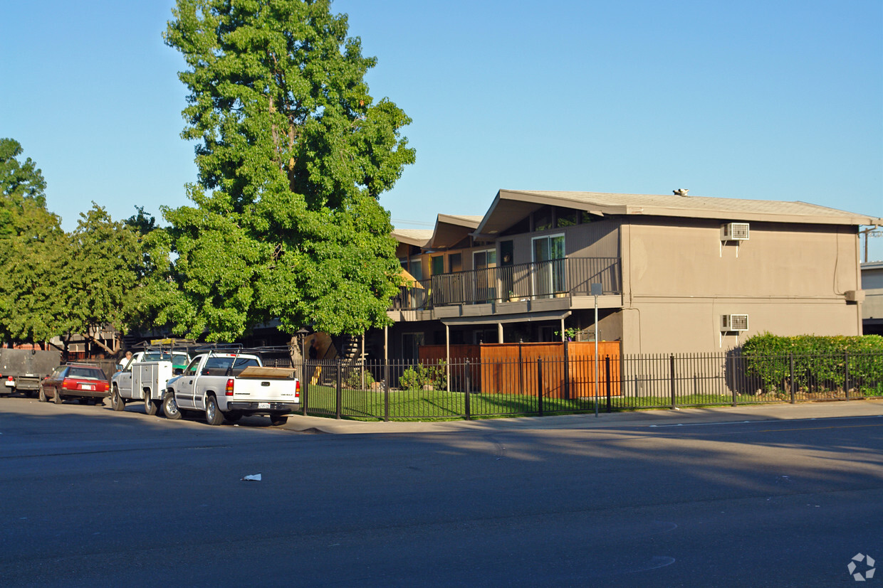 Building Photo - 1305 W El Monte St