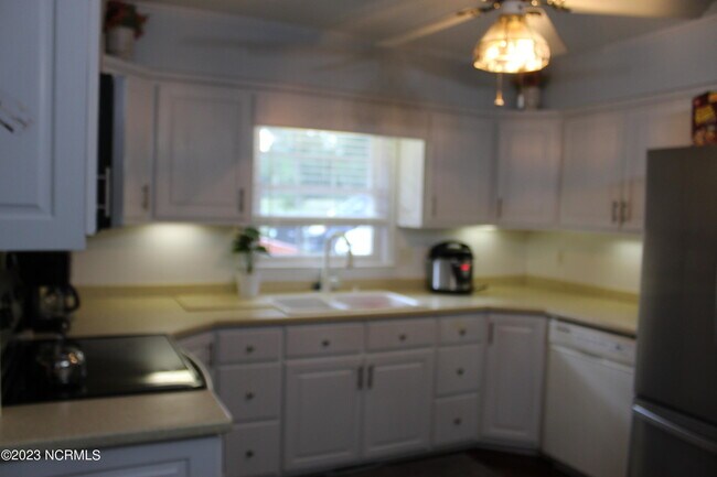 Building Photo - 204 N Country Club Rd