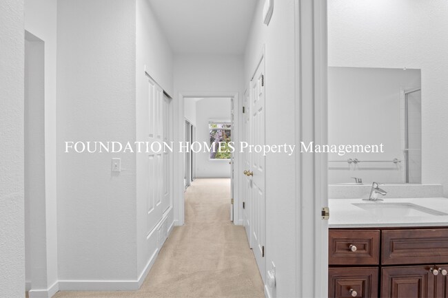 Building Photo - Spacious, Updated 3bd/2ba upper unit on Ta...