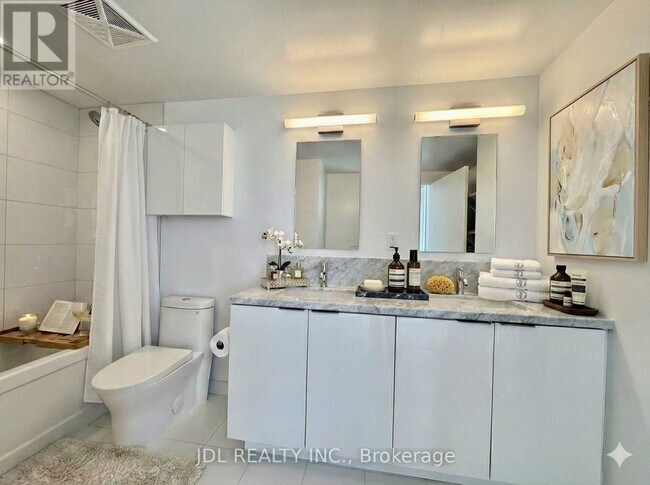 Building Photo - 238 Simcoe St