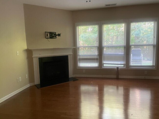 Building Photo - 1585 Faircrest Ln