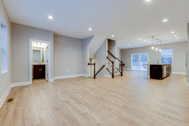 Foto del edificio - PRE LEASING NOW - 3 Bedroom End Unit Townh...