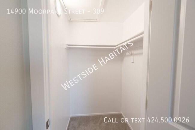 Foto del edificio - 14900 Moorpark St