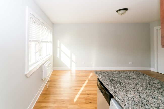 Building Photo - 704 Elm Pl