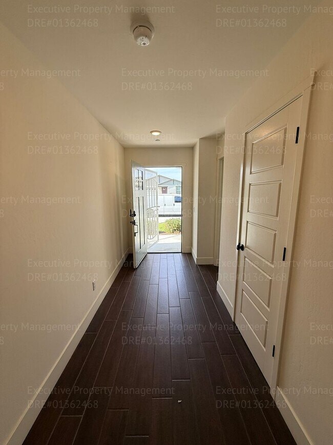 Building Photo - Spacious 4 bedroom/ 3 bathroom home