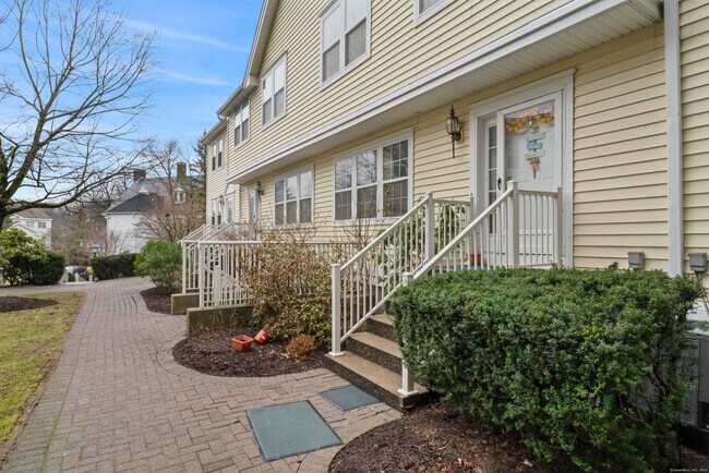 Foto del edificio - 629 Danbury Rd