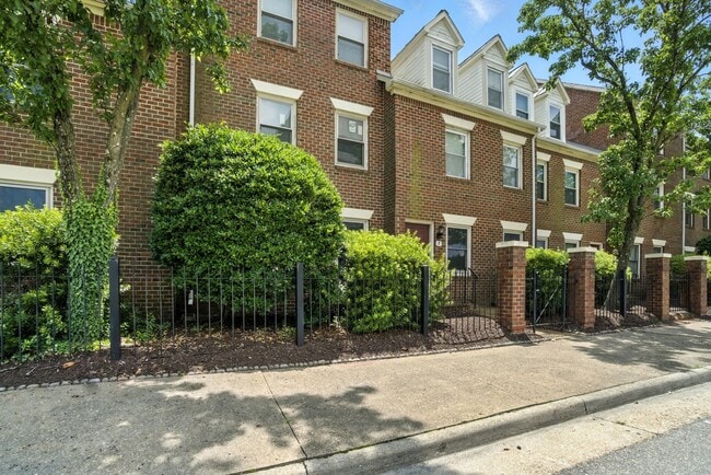 Building Photo - Updated Brick Condo in the Heart of Downto...