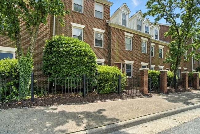 Foto del edificio - Updated Brick Condo in the Heart of Downto...