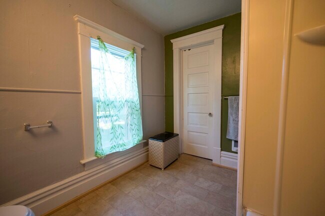 Ventana del baño - 319 N Sycamore St