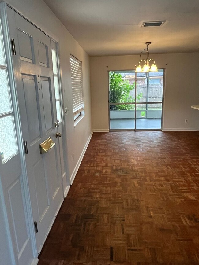 Foto del edificio - Beautiful 3 Bedroom 2 Bath Brick Home Located In Quiet Crystal Springs
