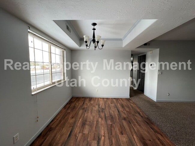Building Photo - 297 760 N