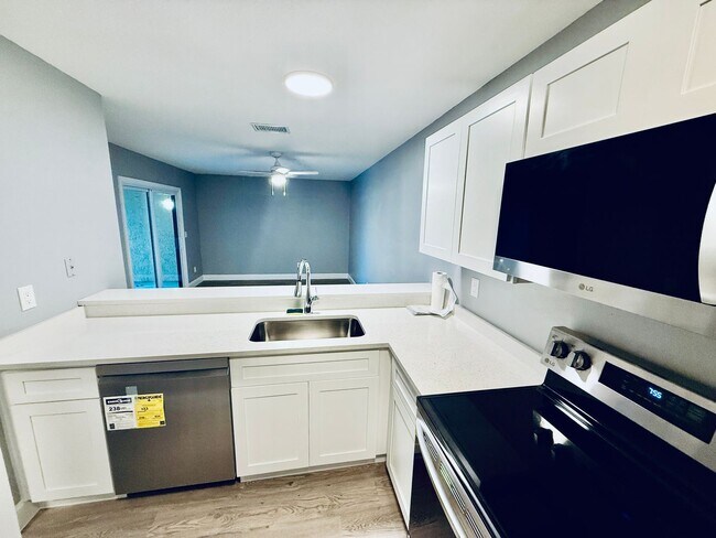 Building Photo - Beautiful Renovated 3/2 townhouse near Pal...