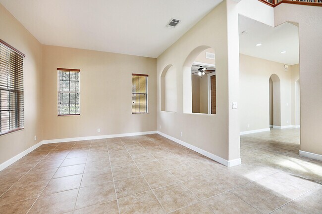 Building Photo - 748 Cresta Cir