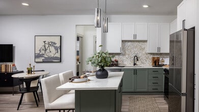 Building Photo - Broadstone Overlands