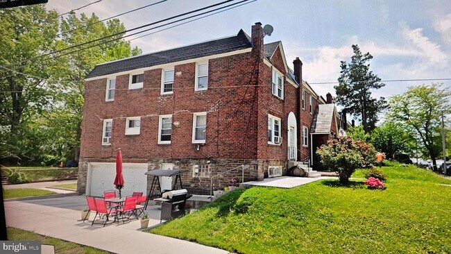 Building Photo - 5451 Howland St