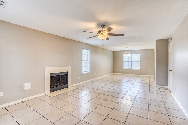 Foto del edificio - 8206 Holmwood Dr