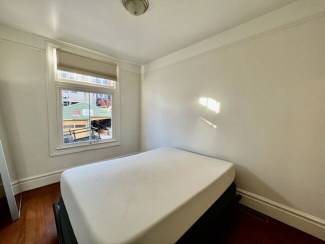 Building Photo - Centrally located 1 BR/1BA apartment home ...